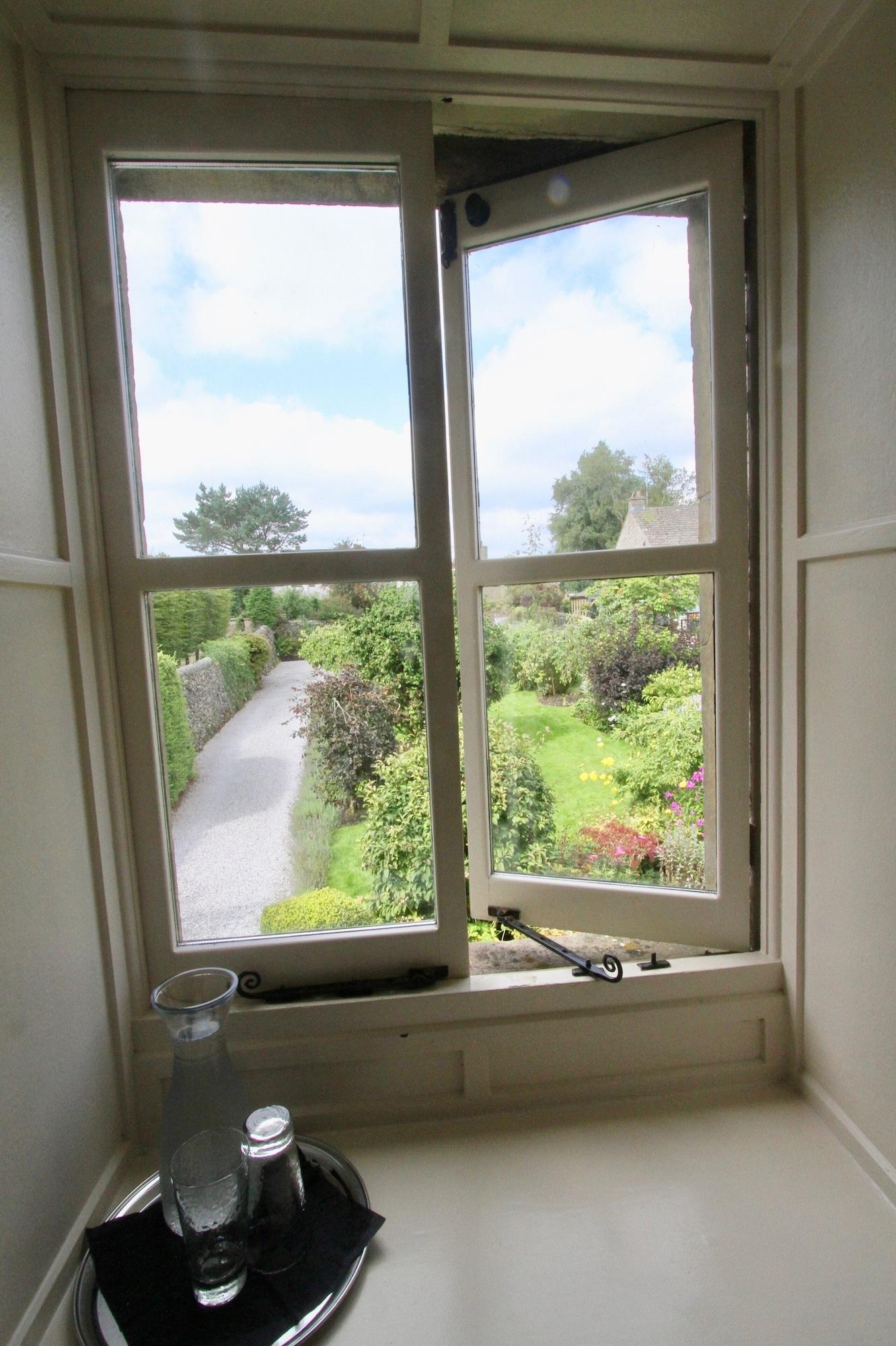 Отель Ashfield House Грассингтон Экстерьер фото A window