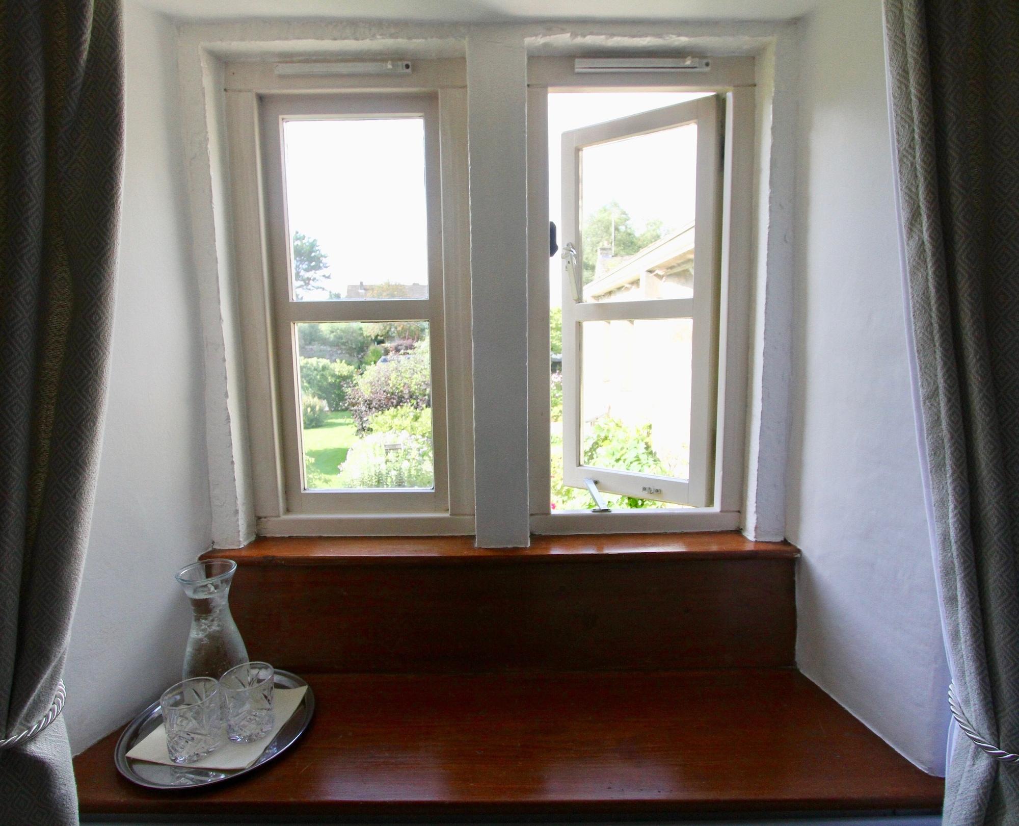 Отель Ashfield House Грассингтон Экстерьер фото A windowsill