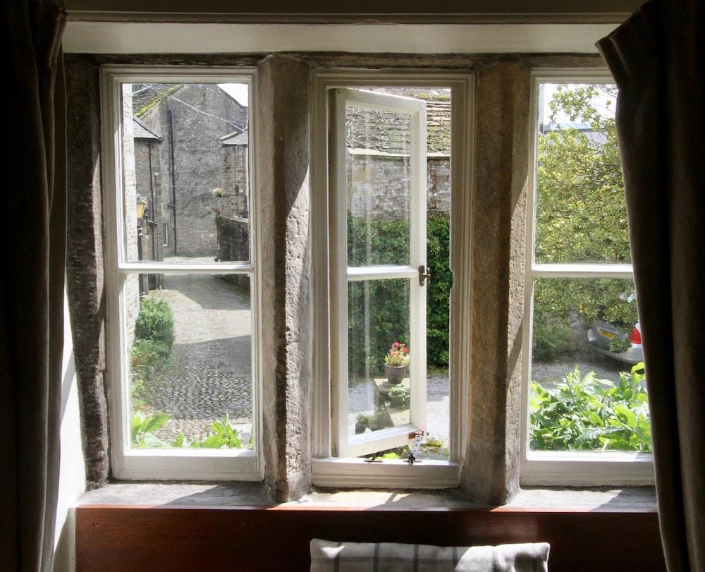 Отель Ashfield House Грассингтон Экстерьер фото A window with a mullion frame