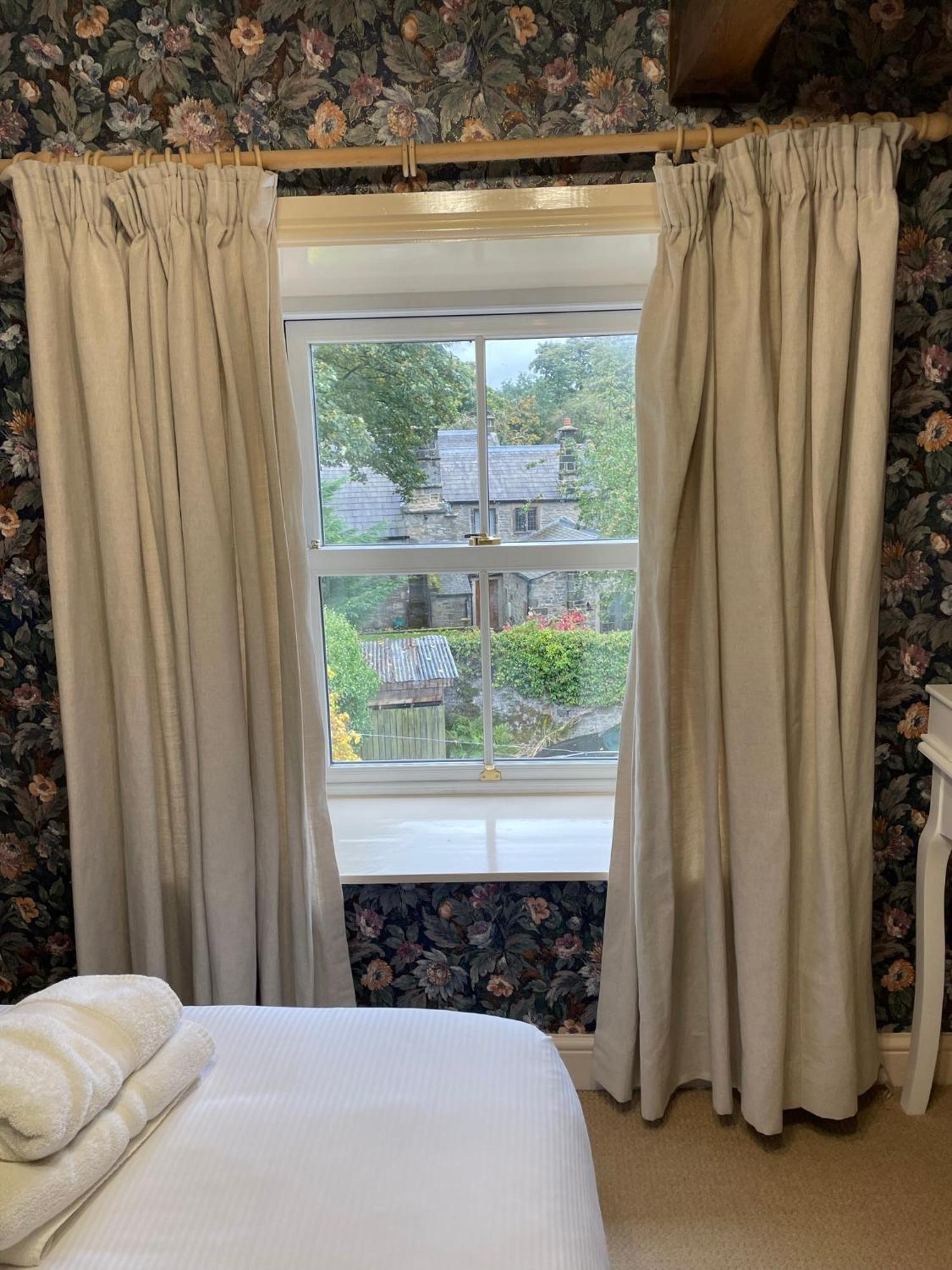 Отель Ashfield House Грассингтон Номер фото Curtains in a window