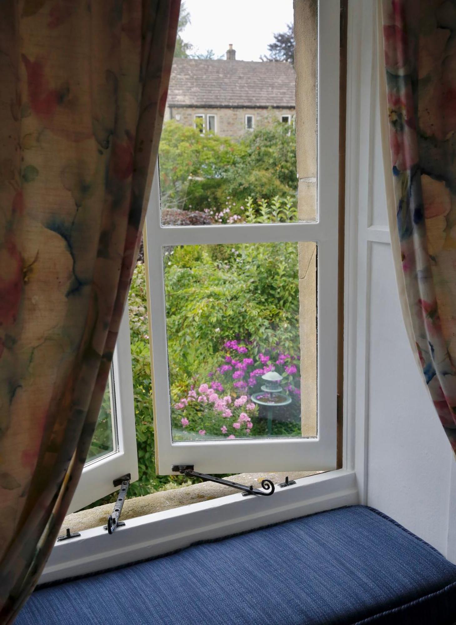 Отель Ashfield House Грассингтон Номер фото A window with curtains