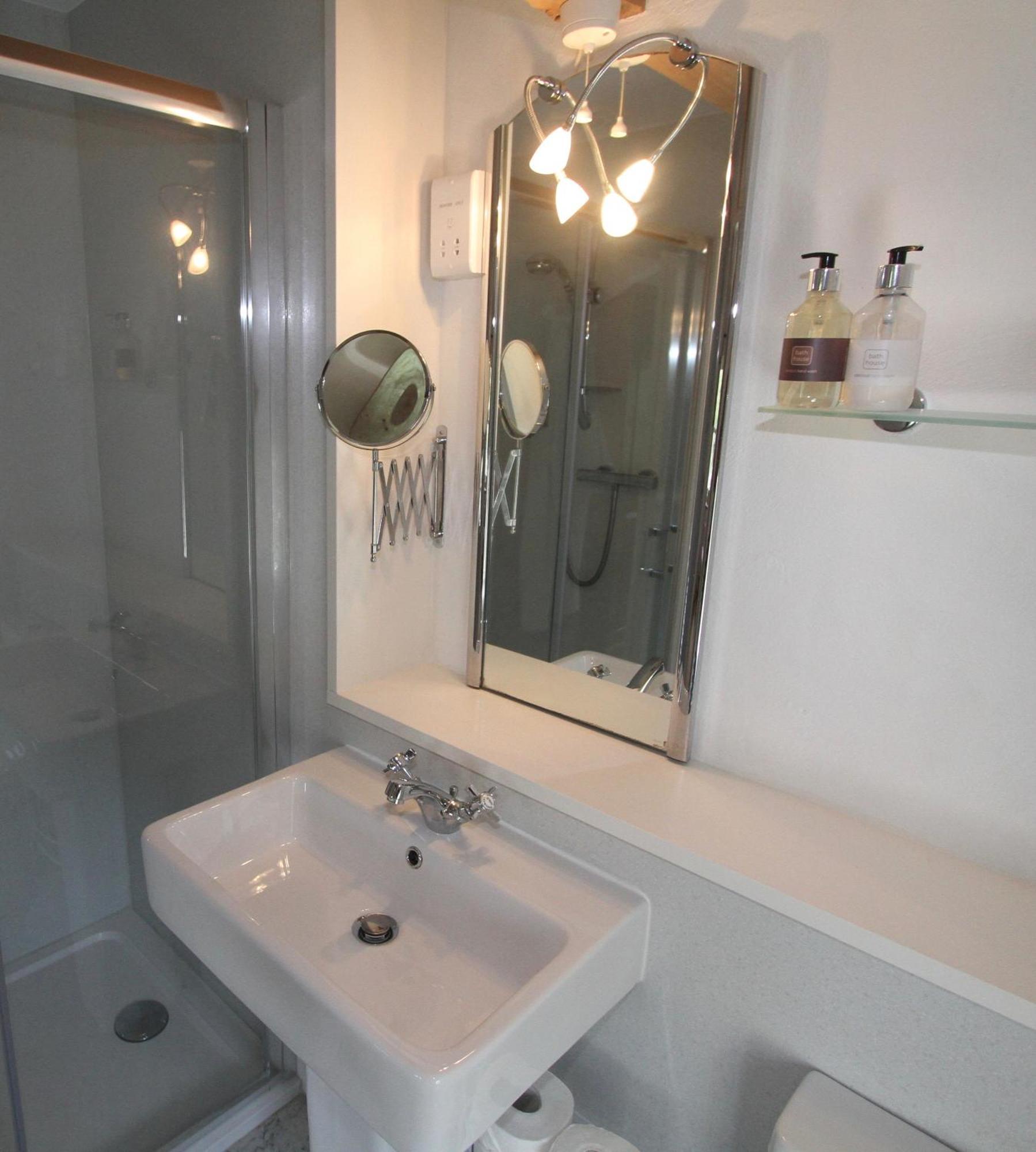 Отель Ashfield House Грассингтон Номер фото A bathroom in a hotel